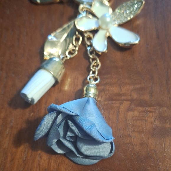 Amazon Essentials Gold and White Flower Keychain - Picture 3 of 6